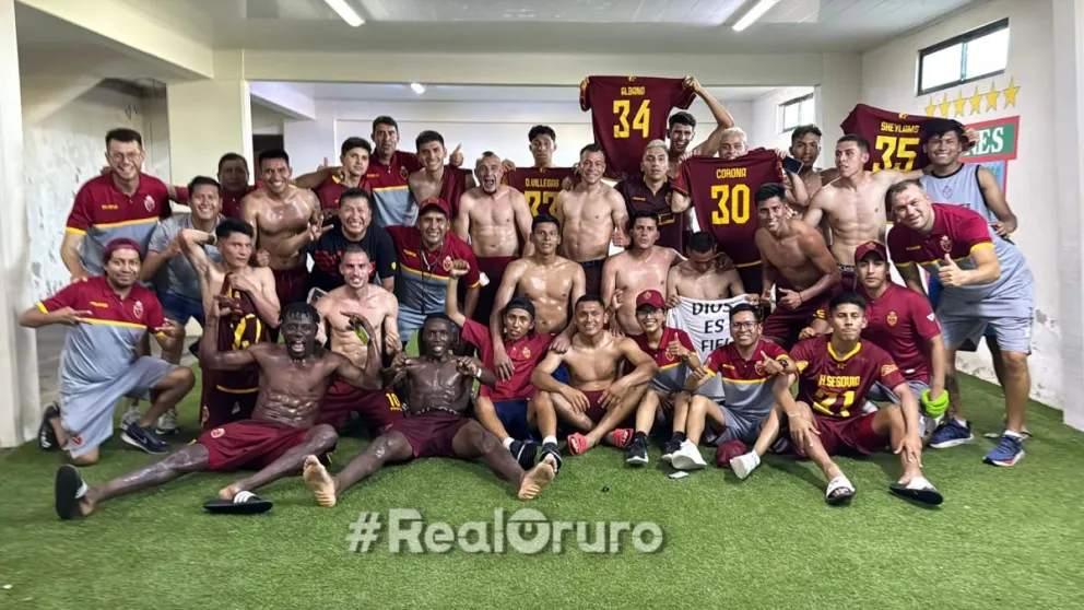 El plantel orureño celebra por su clasificación a semifinales. Foto: Totora Real Oruro.