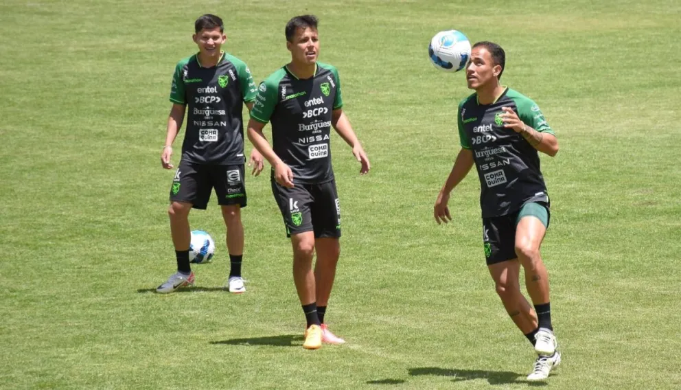 Marcelo Suárez (der.) domina la pelota, lo observan Daniel Camacho y Luis Paz en el entrenamiento de este sábado. Foto: APG