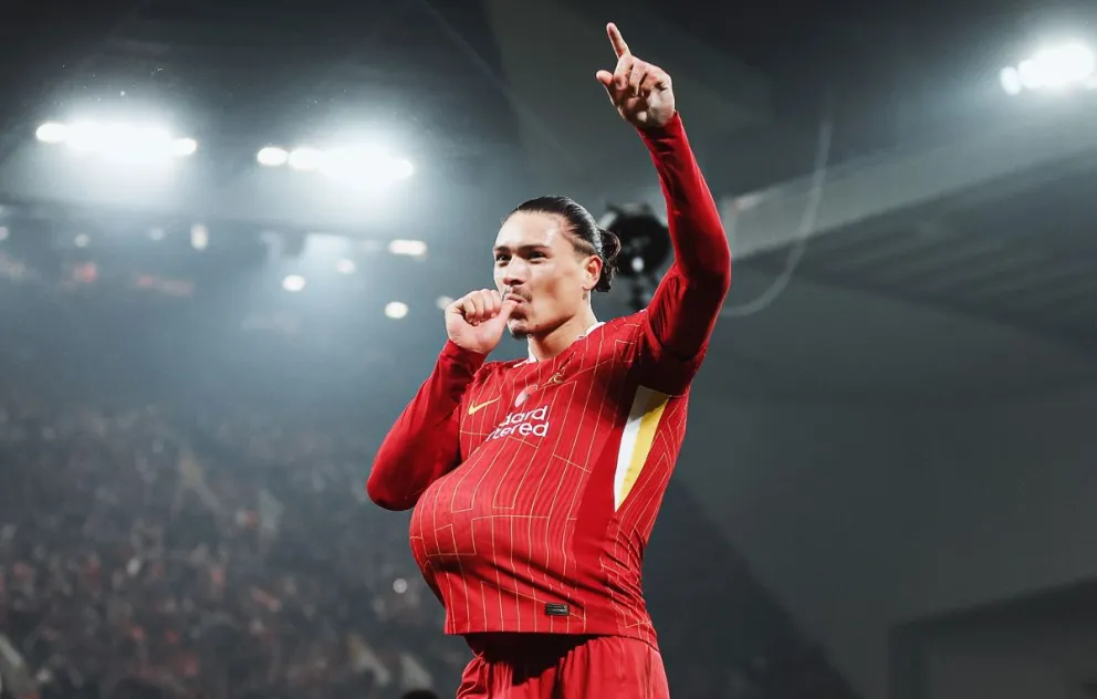 El uruguayo Darwin Núñez, con una dedicatoria especial, festeja el primer gol del Liverpool ante el Aston Villa. Foto: club Liverpool