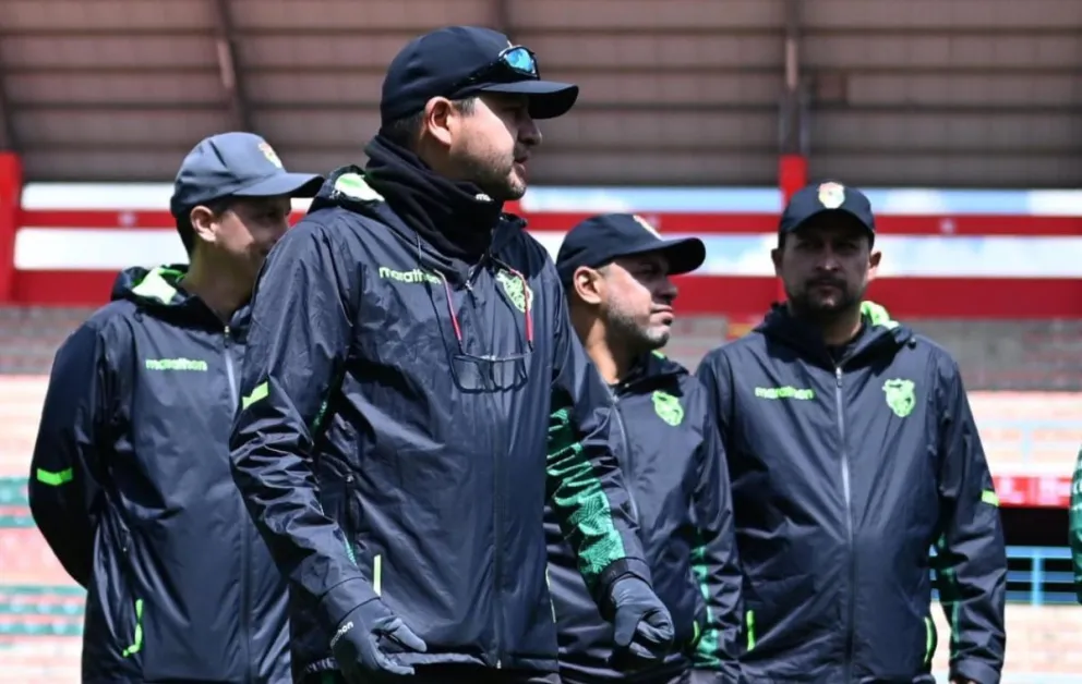 Óscar Villegas junto a los miembros de su cuerpo técnico en uno de los últimos entrenamientos. Foto: FBF