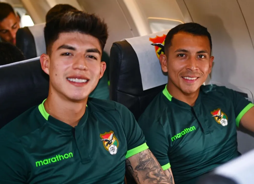 Gabriel Villamil (izq.) y Roberto Carlos Fernández en un viaje anterior de la selección nacional. Foto: FBF