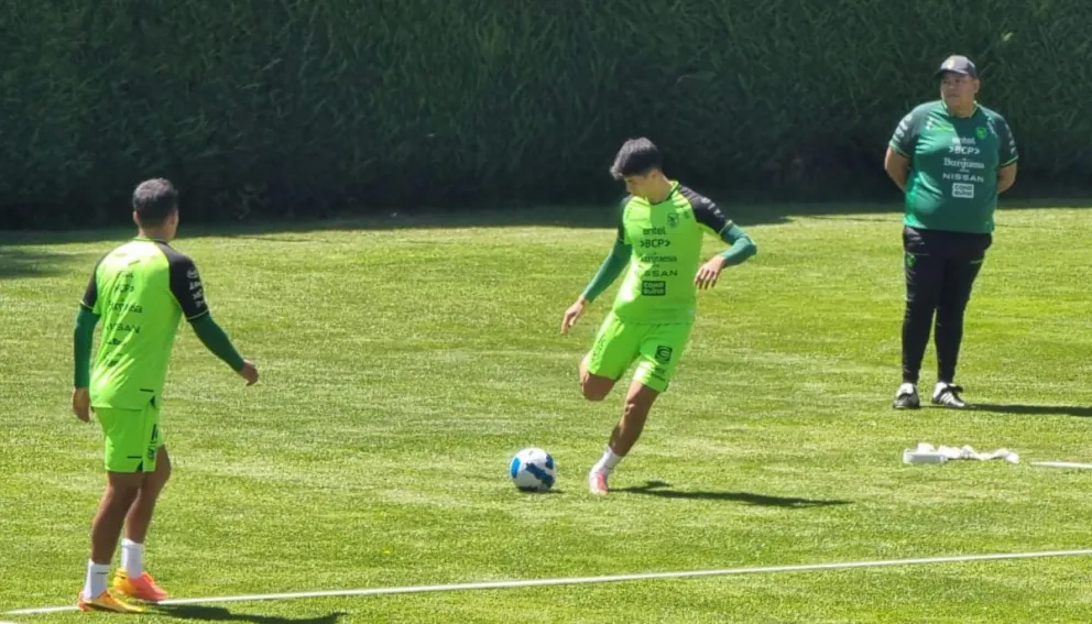 López patea la pelota durante el entrenamiento de este domingo. Foto: Marcelo Avendaño.