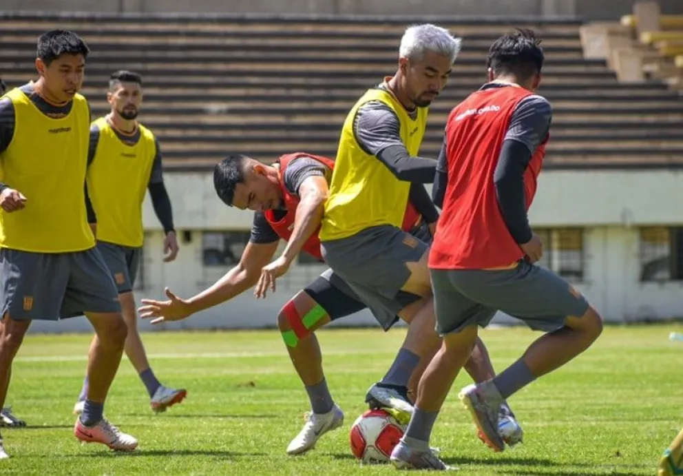 Cuéllar (centro) controla la pelota y sale a la marca su compañero Álvaro Quiroga en el entrenamiento del Tigre del sábado. Foto: club The Strongest