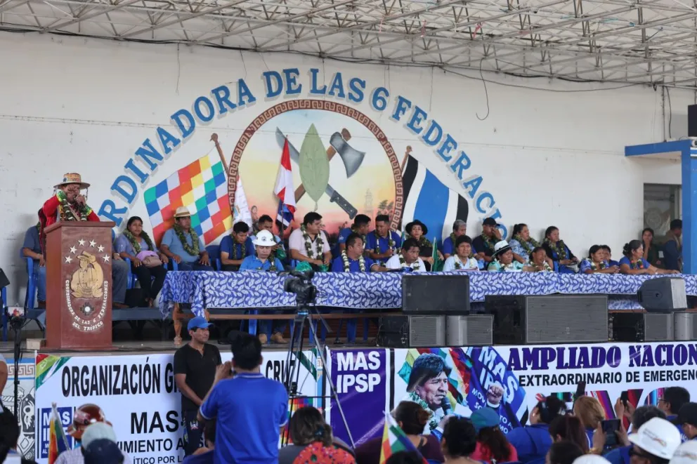 Evo Morales y sus dirigentes en el ampliado nacional del MAS en el trópico de Cochabamba. Foto: Radio Kawsachun Coca