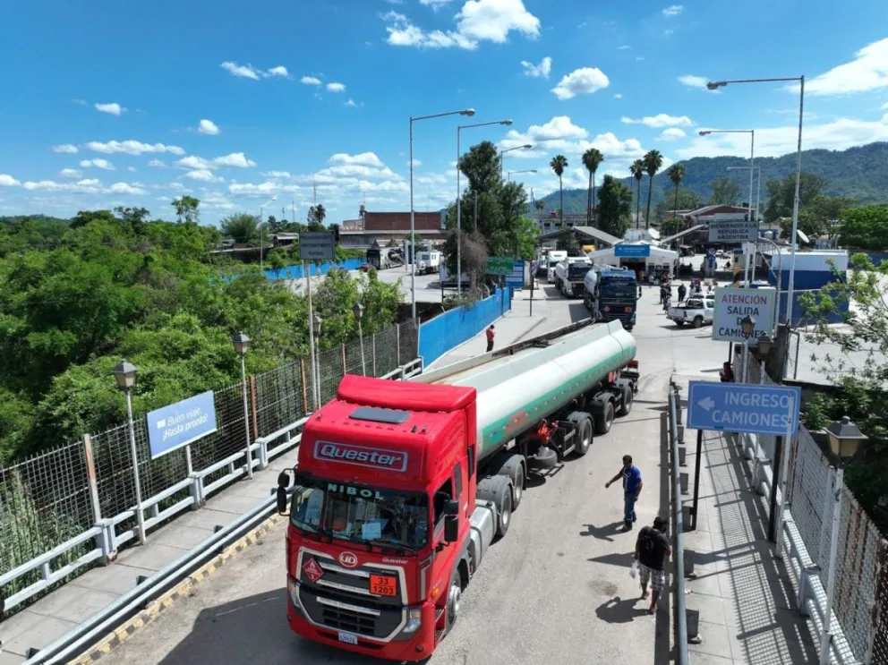 Salida de los camiones cisternas con combustible para su distribución en el país desde Yacuiba. Foto : MHE.