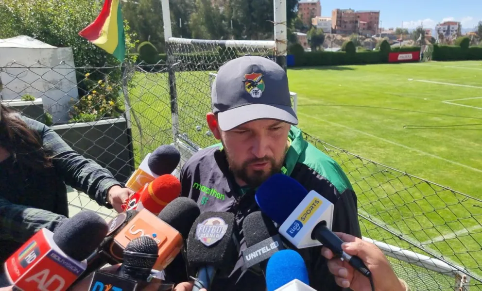 Farah habla con los medios previo al entrenamiento de este domingo. Foto: Marcelo Avendaño.