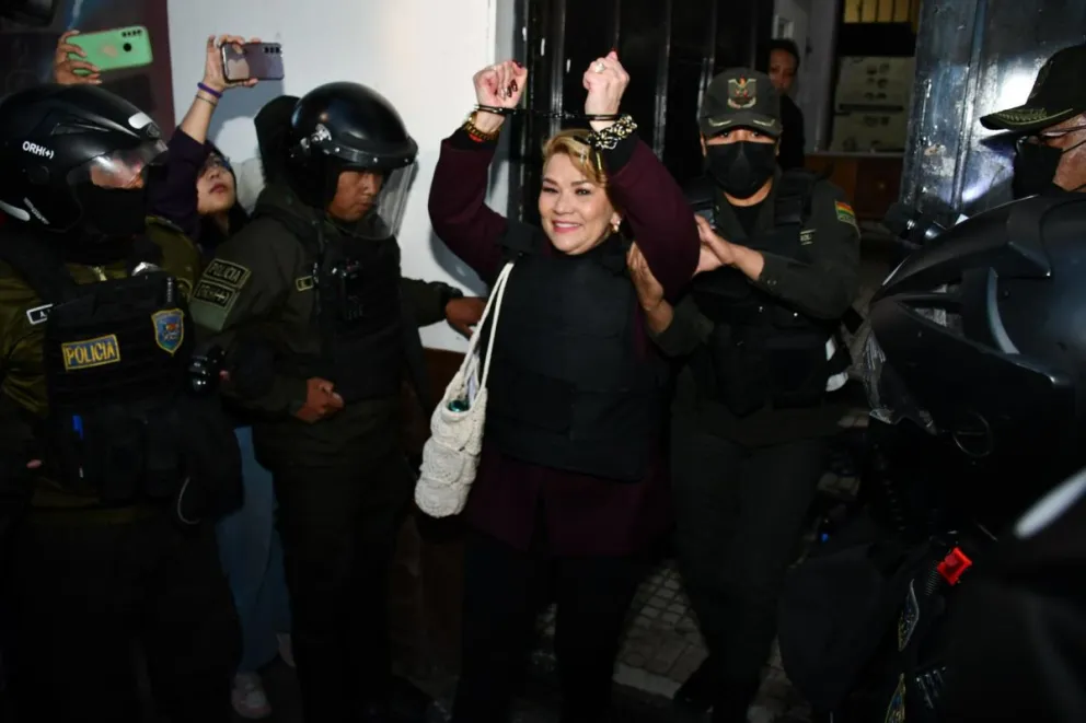 Foto de archivo del 17 de octubre de la expresidenta interinade Bolivia Jeanine Áñez mientras es trasladada a un juzgado para el inicio de un juicio en su contra en La Paz. Foto: EFE