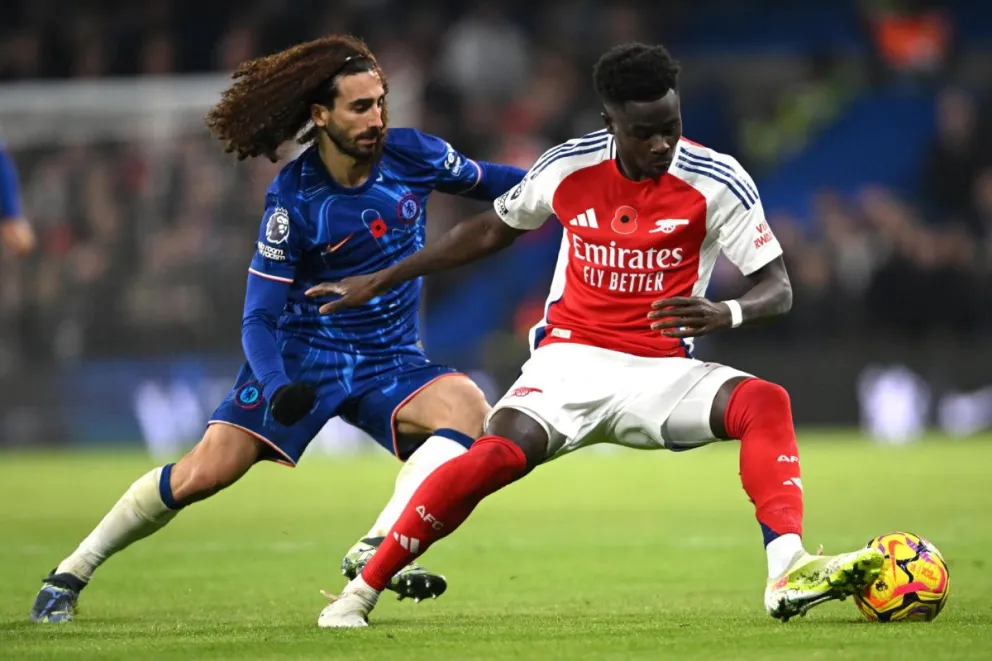El defensa del Chelsea Marc Cucurella (izq.) y Bukayo Saka, del Arsneal, durante el partido de este domingo. Foto: EFE.