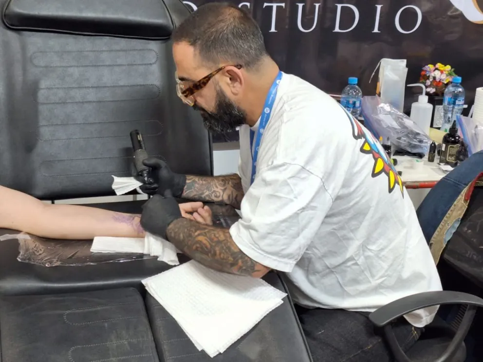 El famoso tatuador Chris Núñez trabaja en una obra. Foto: Jorge Soruco / Visión 360