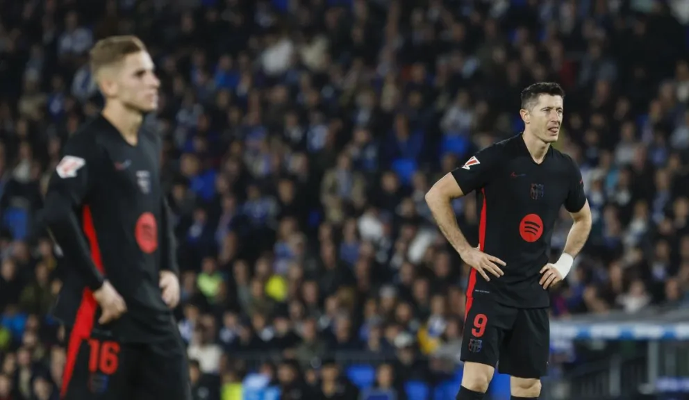 Jugadores del Barcelona cabizbajos por la derrota. Foto: EFE.