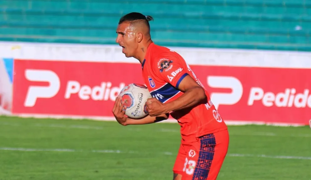 El argentino Matías González celebra uno de los dos goles que le hizo a Olimpia del Chaco Petrolero. Foto: club Universitario
