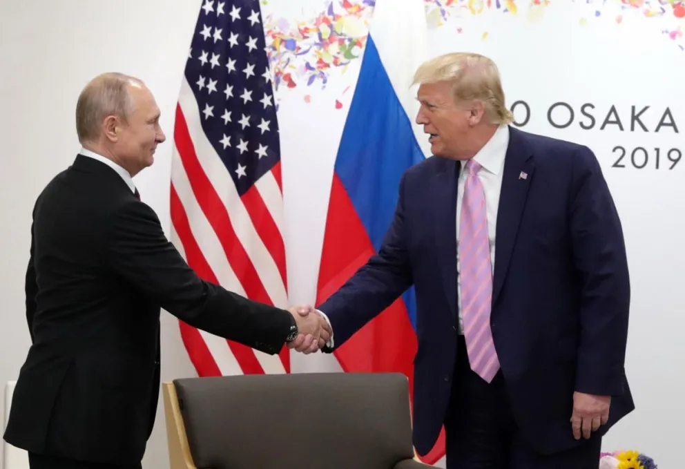 Vladímir Putin y Donald Trump durante un encuentro en Japón en 2019. Foto: EFE