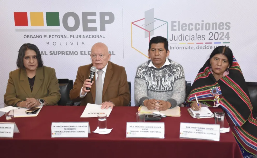 El presidente del TSE, Oscar Hassenteufel, junto al vocal Tahuichi Tahuichi Quispe, en una anterior conferencia de prensa. Foto: TSE