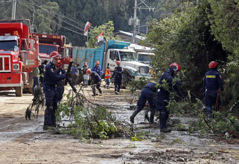 Trabajadores recogen escombros tras afectaciones por la temporada de lluvias en Colombia. Foto: EFE