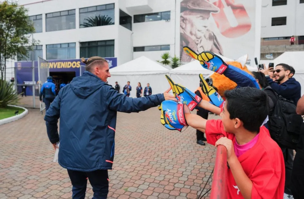 Beccacece saluda a los hinchas ecuatorianos al ingreso de la concentración ecuatoriana. Foto: La Tri