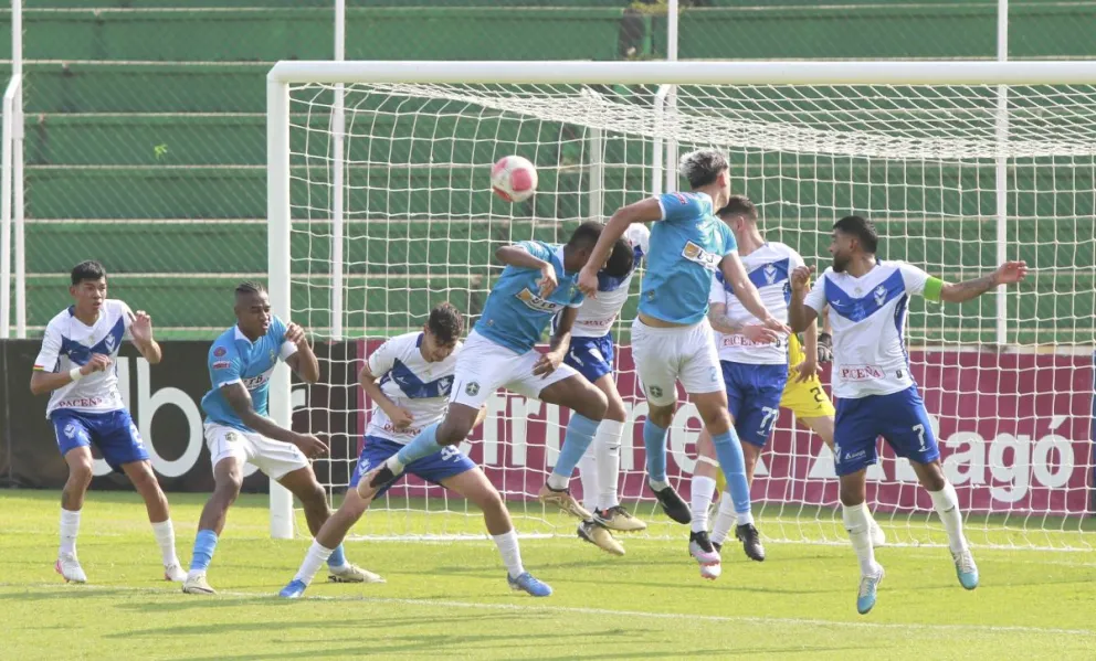 Una incidencia del juego entre GV San José y San Antonio. Foto: APG