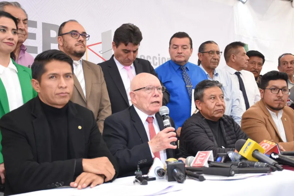 Los vocales del TSE y los asistentes a la cumbre política, este lunes. Foto: APG