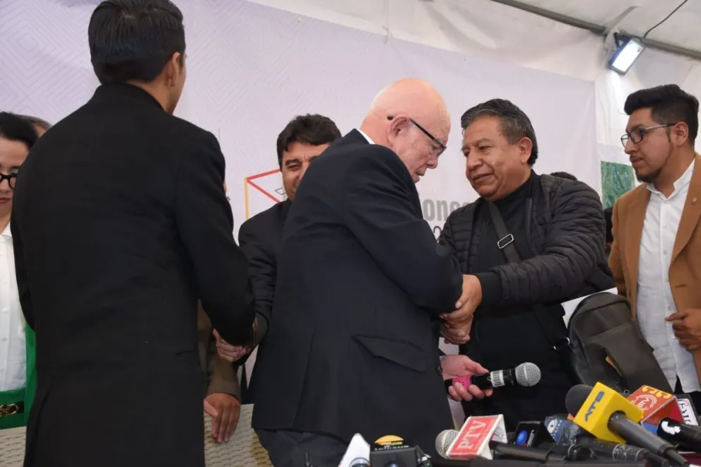 El presidente del TSE, Óscar Hassenteufel, saluda al presidente nato de la Asamblea Legislativa, David Choquehuanca. Foto: APG