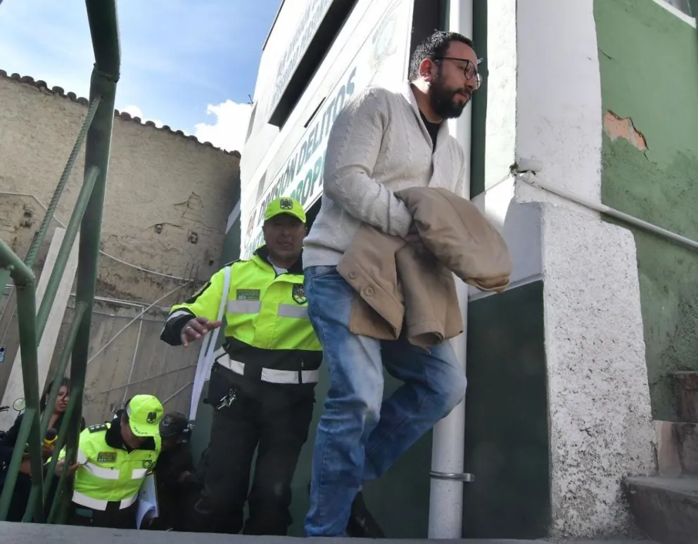 Diego Jiménez, abogado del expresidente Evo Morales, se dirige a prestar su declaración ante el Ministerio Público. Foto: APG