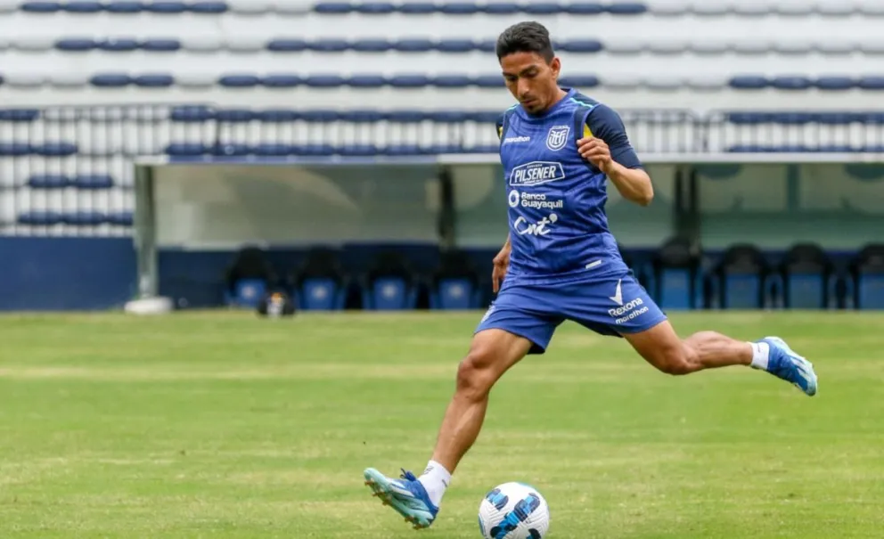 Mena se entrena durante la práctica de la selección de Ecuador. Foto: EFE.