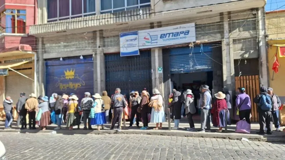 Una larga fila en una tienda de Emapa en La Paz. Foto: Marco Belmonte