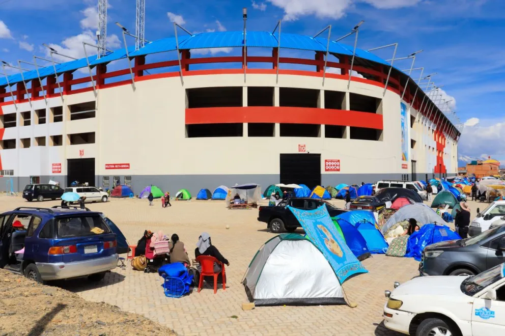 Varias carpas colocas alrededor del estadio Municipal de El Alto. Foto: APG.