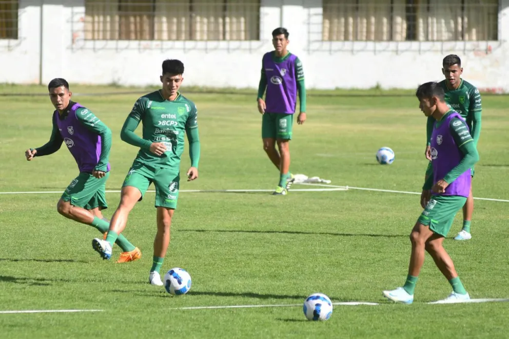 Cuéllar (izq.), Villamil, Ervin Vaca, Sagredo y Rocha participan de las tareas tácticas de la selección de ese lunes en Achumani . Foto: EFE