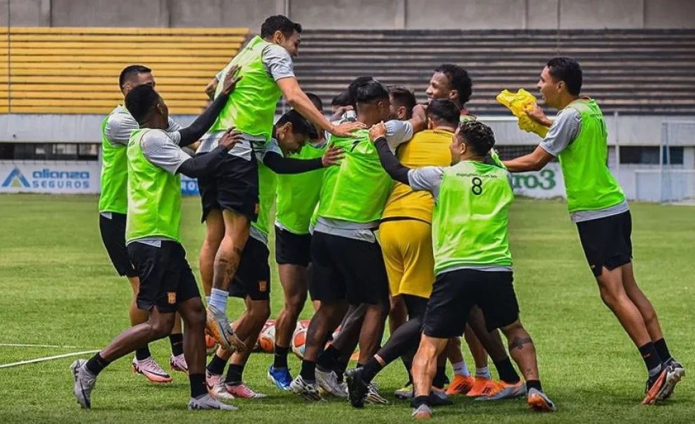 Jugadores de The Strongest durante el entrenamiento de este lunes en Achumani. Foto: club The Strongest