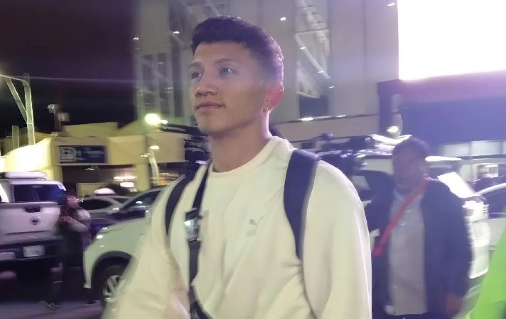Lucas Chávez en el aeropuerto internacional de El Alto. Foto: Sports 360