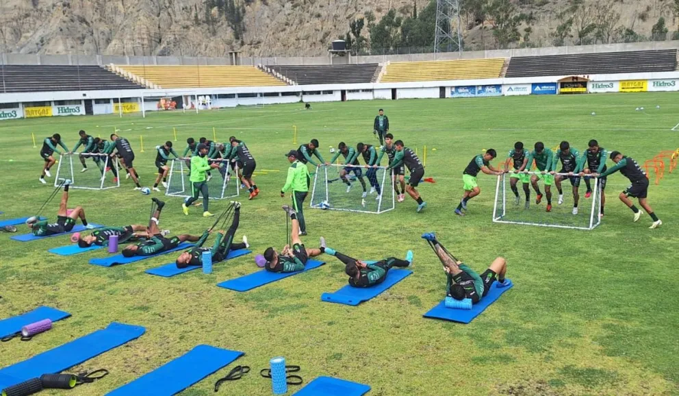 Los siete jugadores que están en el piso se quedarán en La Paz, a ellos se sumará Fernández. Foto: Jorge Asturizaga