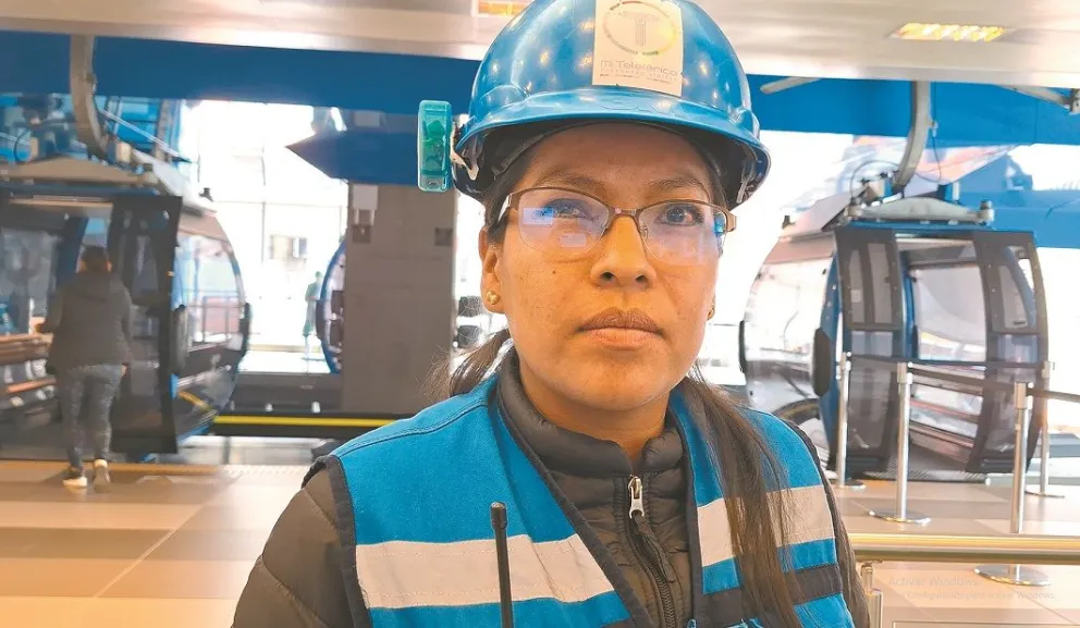 Darly Villca, en el día a día en la Línea Celeste, de la empresa estatal Mi Teleférico. Foto: Mirna Echave