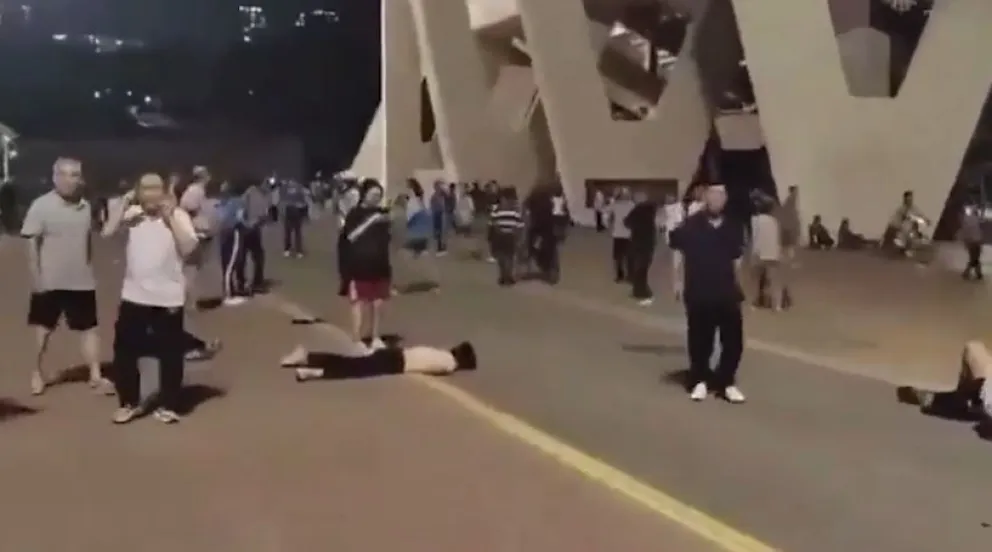 Una de las víctimas tras el hecho en un centro deportivo en la ciudad de Zhuhai, en el sur de China. Foto: Captura de video