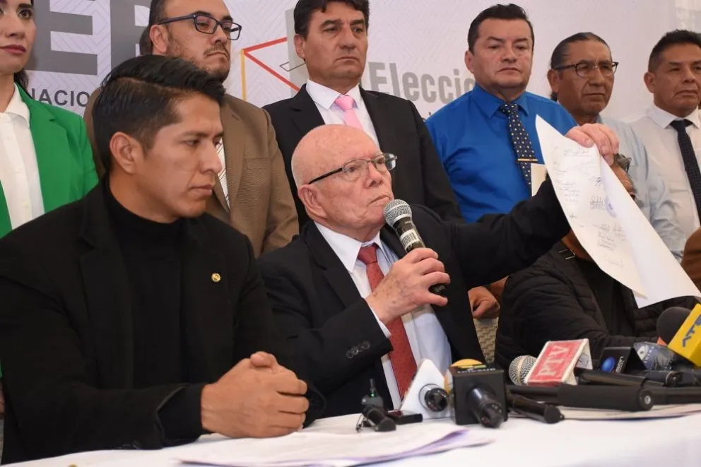El presidente del TSE, Óscar Hassenteufel, muestra el compromiso firmado ayer. Foto: APG