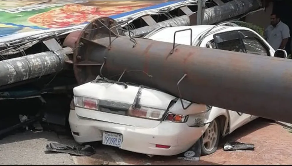 Uno de los autos dañados con la caída de la estructura. Foto: Captura de video