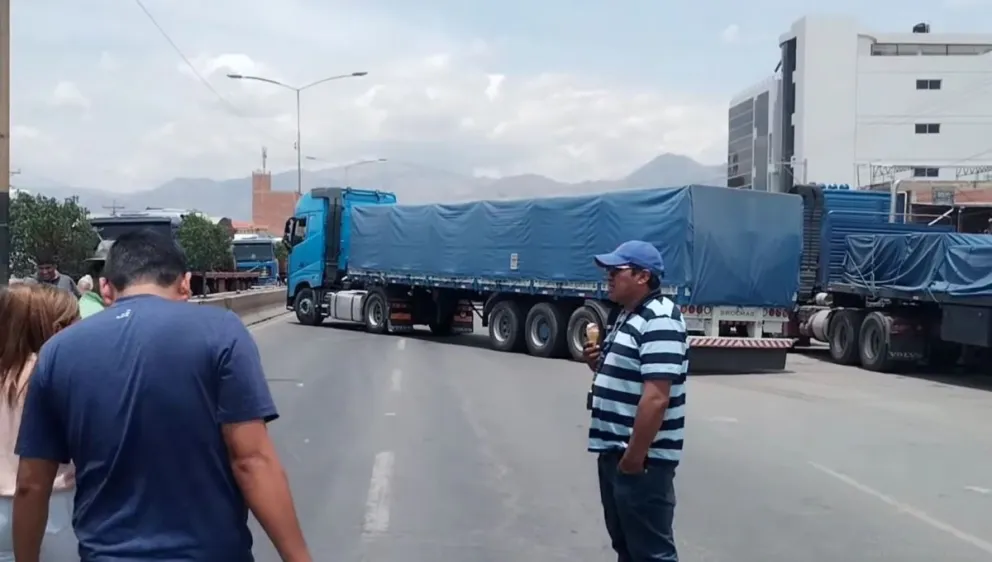 Un bloqueo entre los kilómetros 14 y 15 de la avenida Albina Patiño de Cochabamba. Foto: Captura de video