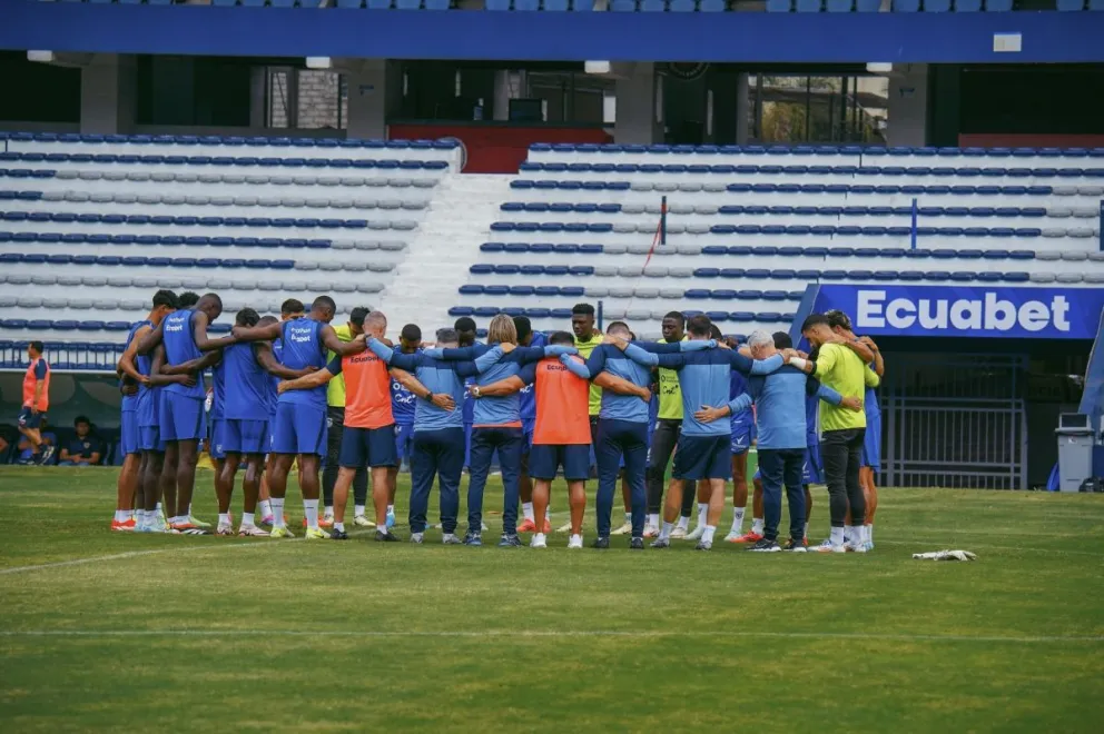 La selección ecuatoriana previo a su entrenamiento. Foto: La Tri.