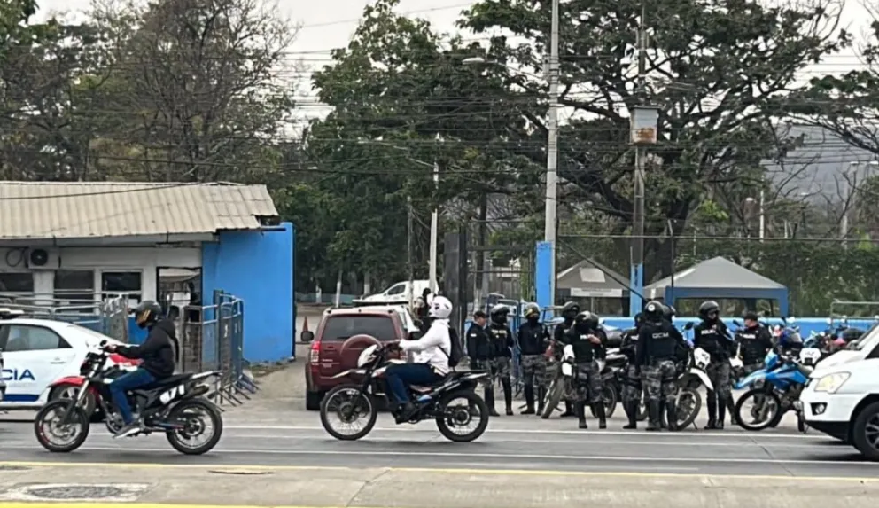 La Penitenciaría del Litoral, en Guayaquil, rodeada de policías tras el hecho. Foto: @SvMatutino
