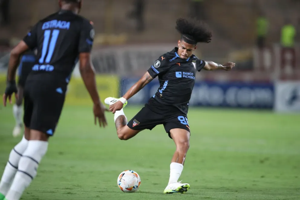 Marco Angulo se alista para pegarle a la pelota en un partido de la Liga de Quito. Foto: EFE