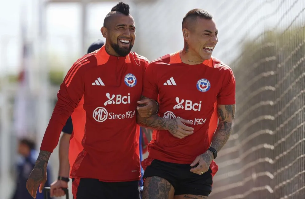 Arturo Vidal (izq.) y Eduardo Vargas jugadores de la selección chilena en el entrenamiento de este martes. Foto: EFE