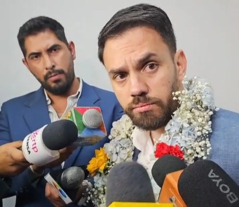 El ministro de Gobierno, Eduardo Del Castillo, declara a los periodistas. Foto: captura