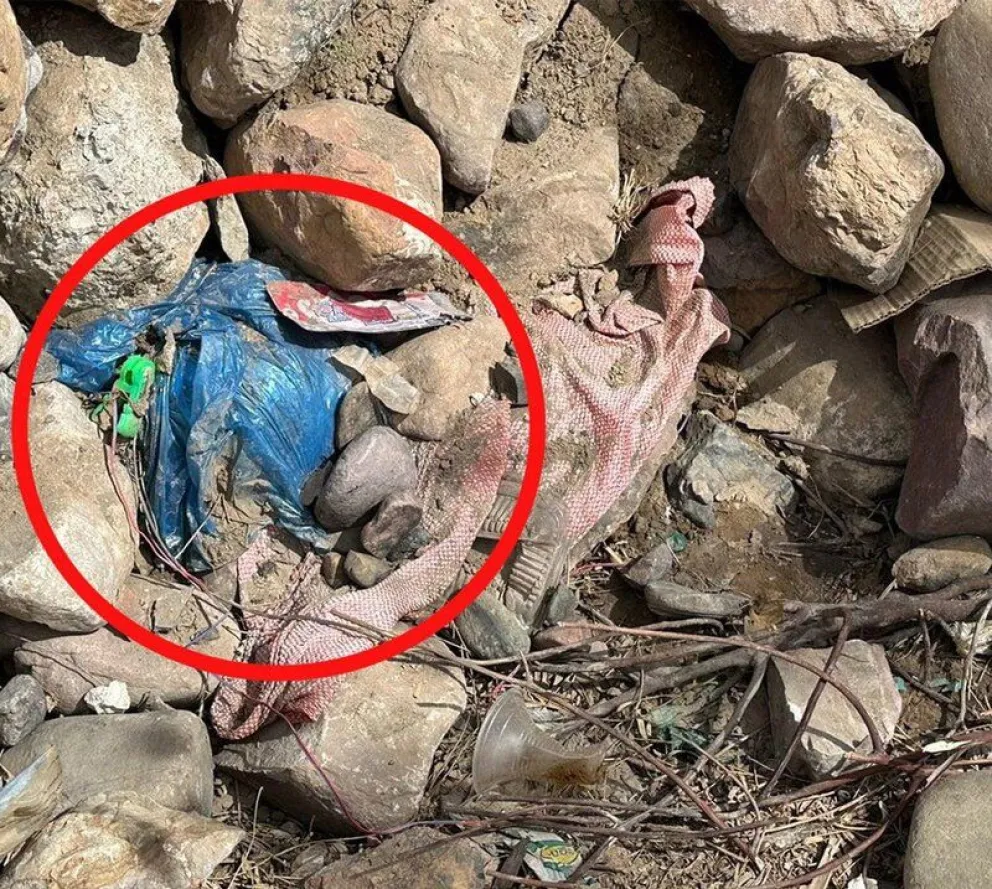 Trampa explosiva debajo del puente, instalada con dispositivo de alivio de presión (gancho de ropa). Foto: ABI 