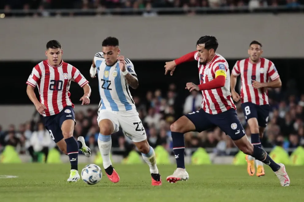 Lautaro Martínez burla la marca de dos paraguayos en el juego de ida. Foto: LR