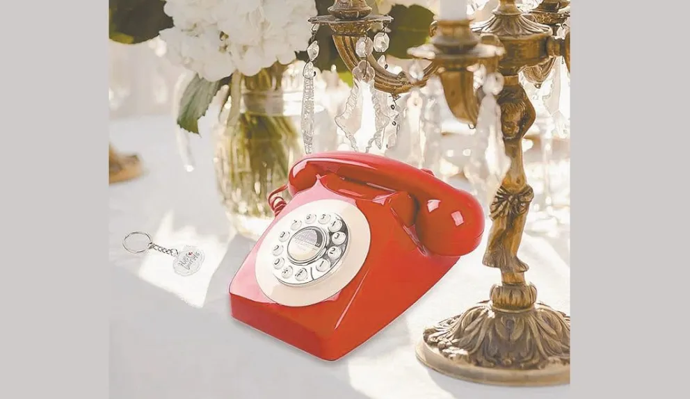Teléfono vintage, un detalle para que los invitados dejen un mensaje grabado para los novios. Foto: VN Hogar