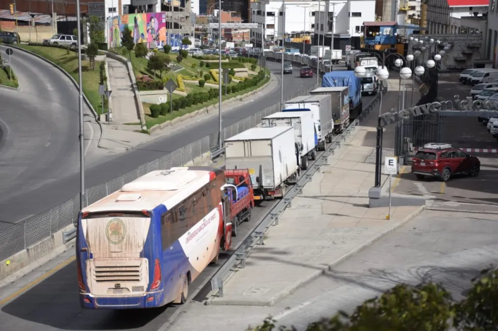 Filas de camiones y buses en la avenida Montes en 2024 para adquirir diésel. Foto: APG