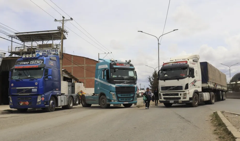 Choferes del transporte pesado bloquean la ex tranca de Senkata, en protesta por la escasez de diésel. Foto. APG
