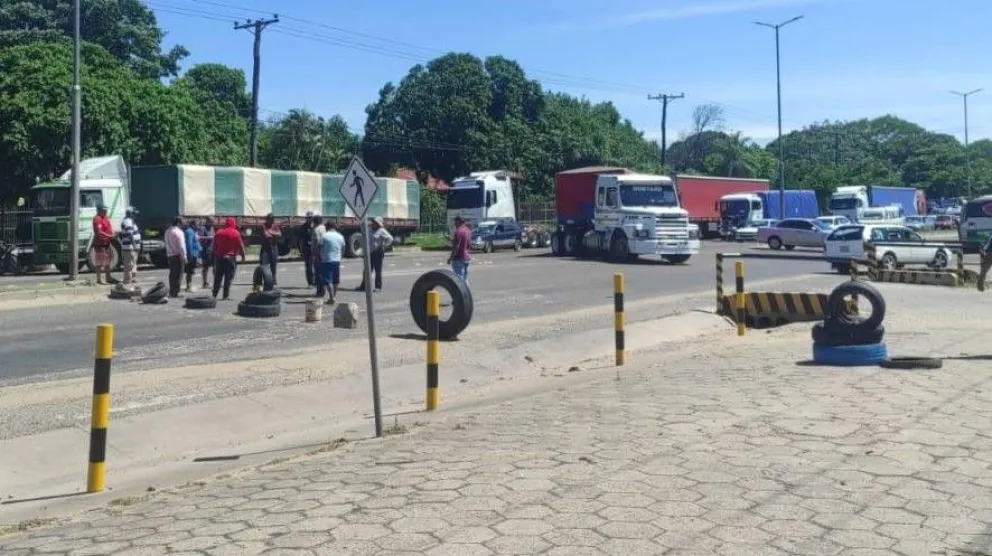 El bloqueo este miércoles en la doble vía La Guardia, en Santa Cruz. Foto: Unitel