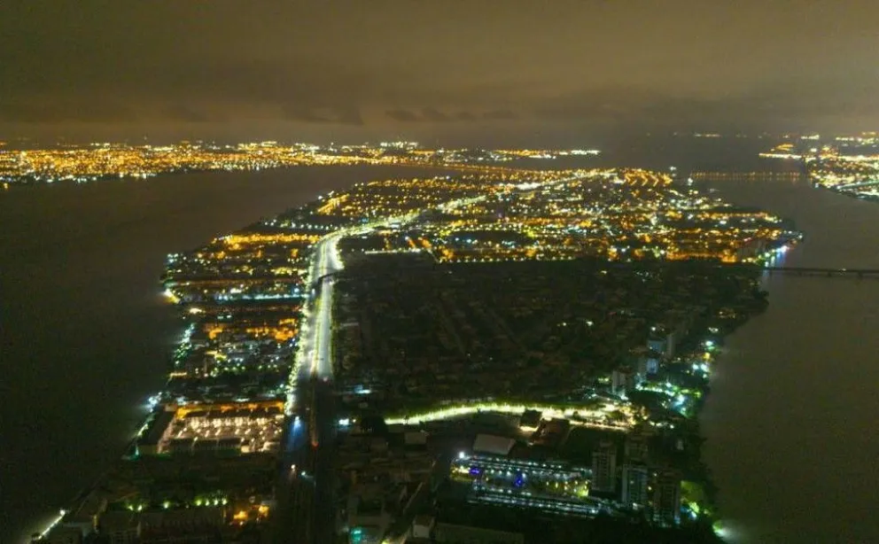 Así luce Guayaquil cuando cae la noche con varias zonas que tienen cortes de luz. Foto: Ecuavisa