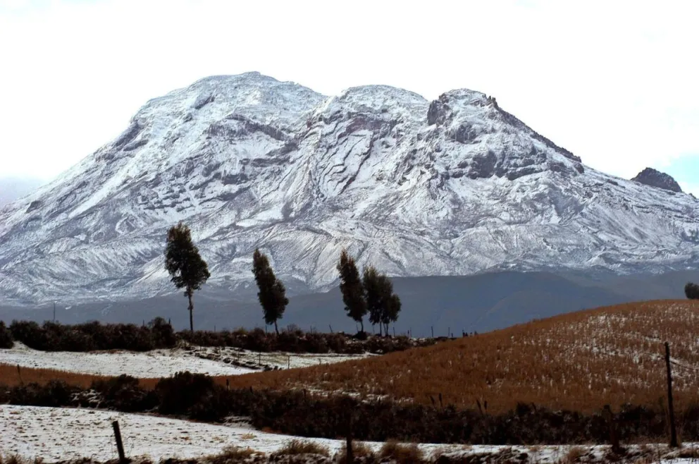 El volcán Chimborazo ubicado en la Cordillera Occidental de Ecuador, es el más alto del país. Foto: EFE 