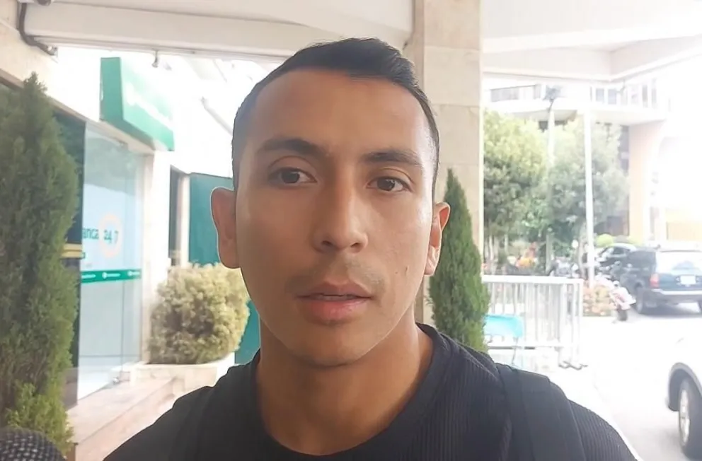 Roberto Fernández tuvo contacto con los medios antes de ingresar a la concentración. Captura de pantalla. 