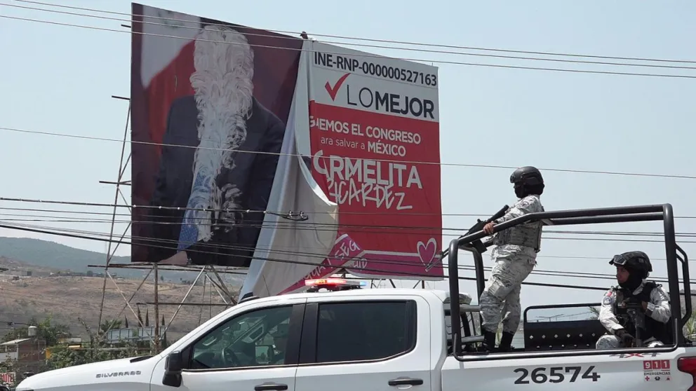 Policías vigilan una propaganda vandalizada por integrantes de la Coordinadora Nacional de Trabajadores de la Educación en la ciudad de Oaxaca (México). Foto: EFE